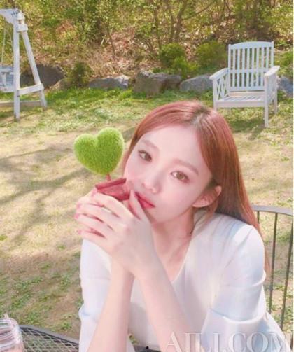 爱姐吃瓜可爱瞬间,萌态百出，笑料连连