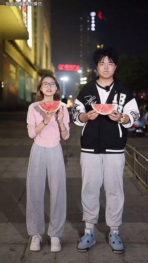 双人吃瓜挑战,双人吃瓜挑战，共享欢乐时光