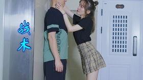 父母吵架男子吃瓜