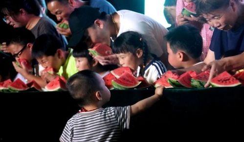 散步吃瓜的群众,街头巷尾的趣味观察